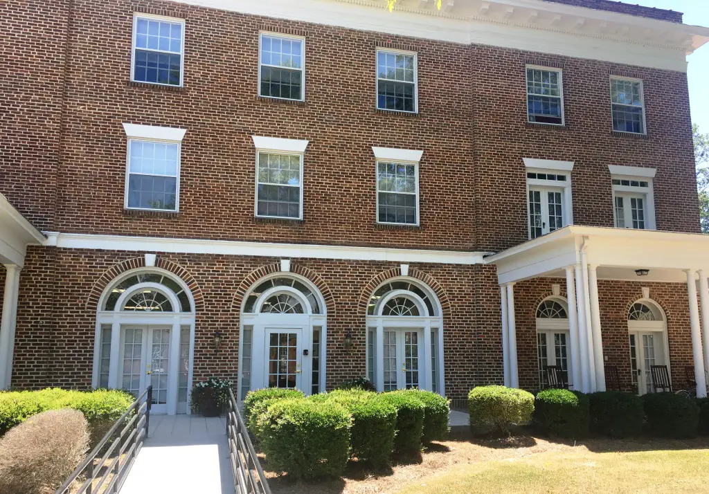 COLONIAL LODGE APARTMENTS
