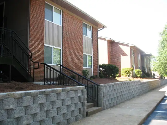 WOODHILL APARTMENTS