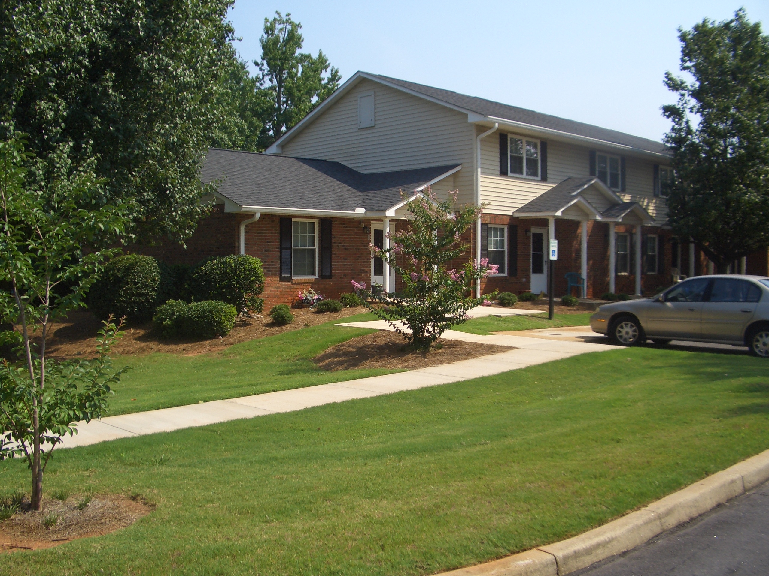 HOLLY SPRINGS APARTMENTS